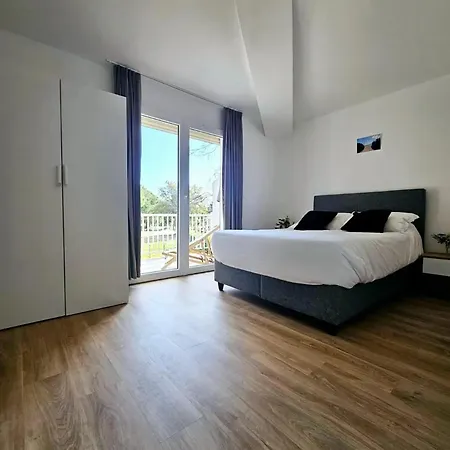 A Avec Piscine Partagee Et Balcon