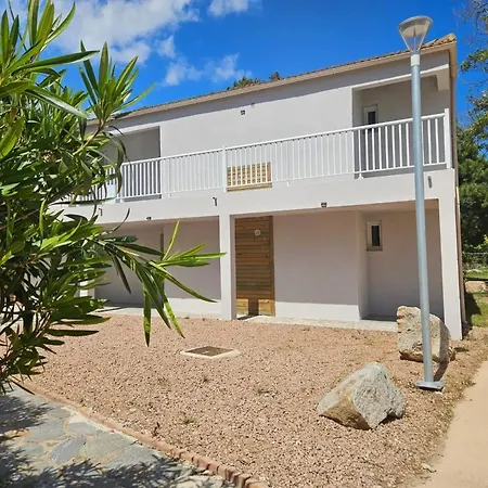 A Avec Piscine Partagee Et Balcon Apartment