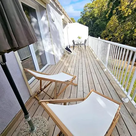 A Avec Piscine Partagee Et Balcon *